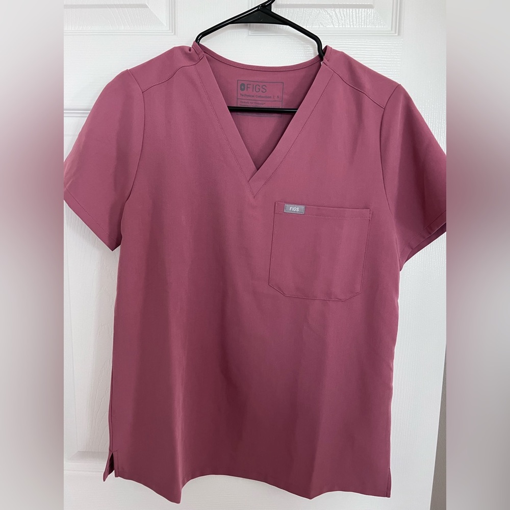 Figs Catarina top in color mauve.